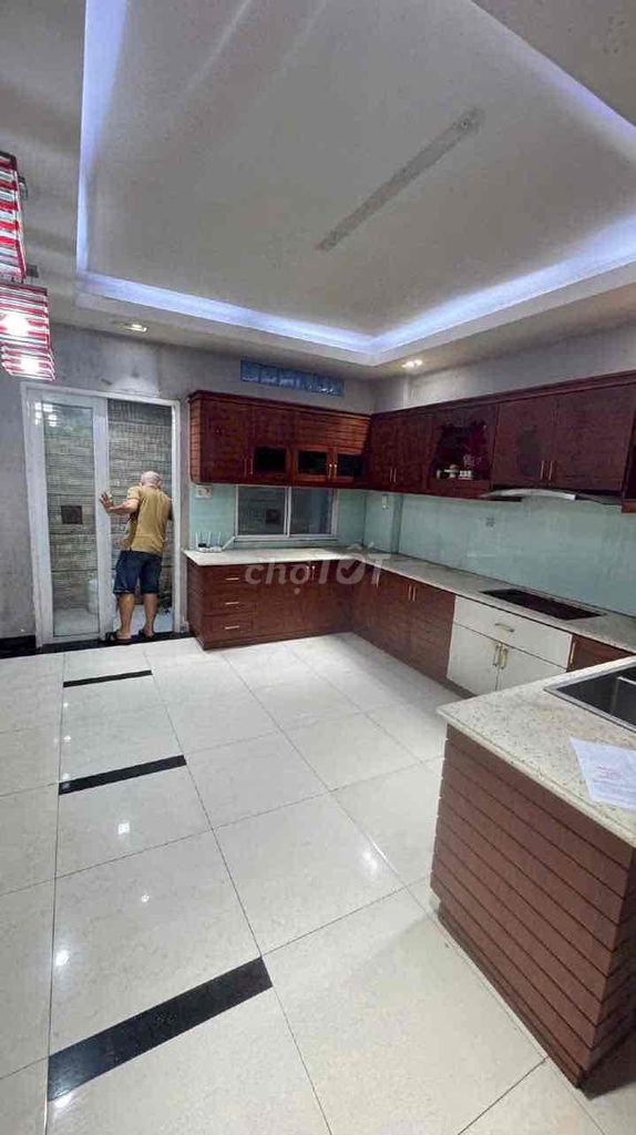 Rent 12 Mq0 at 4 X18 5 bedroom 4 toilets
