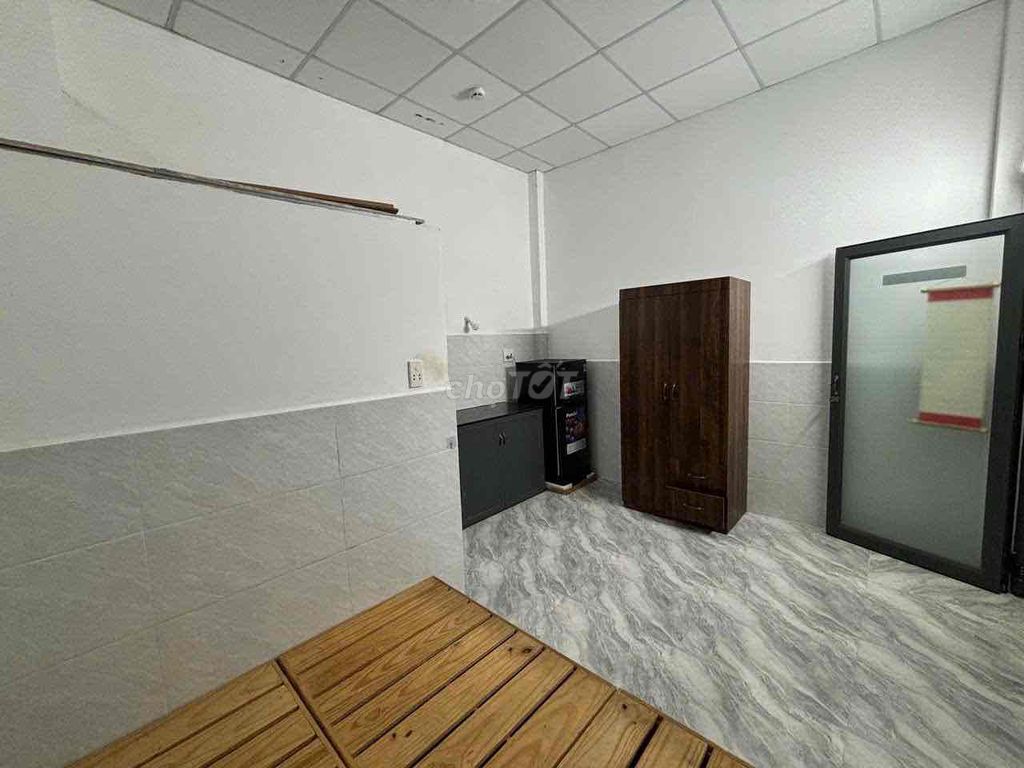 It's the owner who rents the entire interior in front of Phan Huy Ích.
