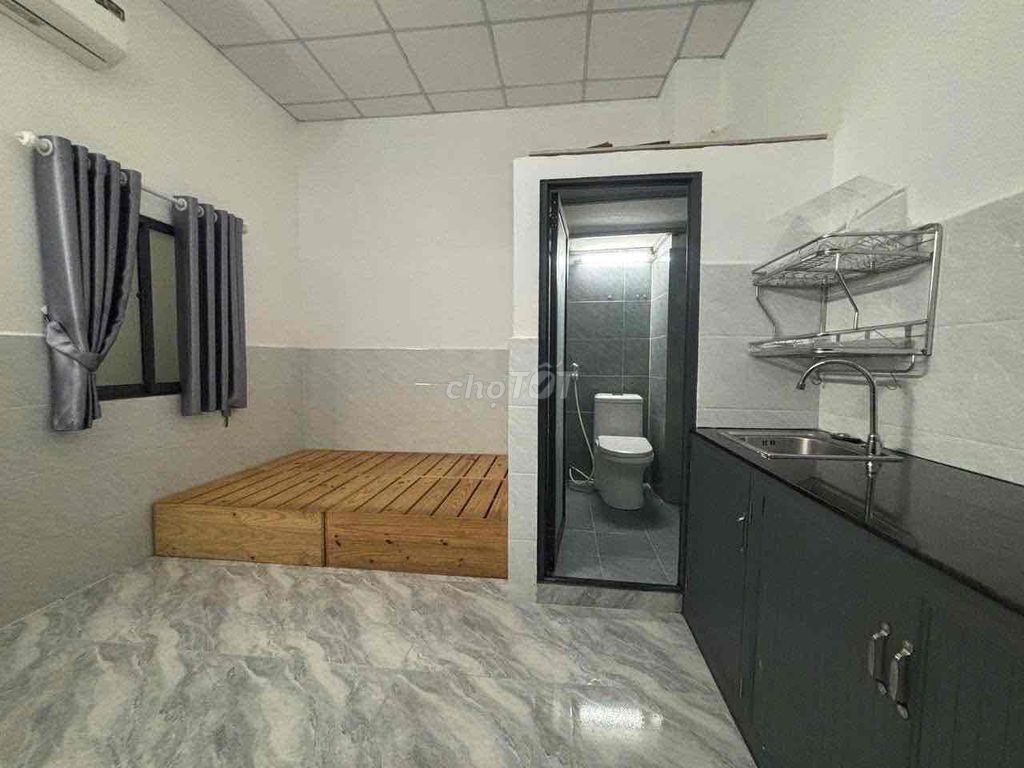 It's the owner who rents the entire interior in front of Phan Huy Ích.