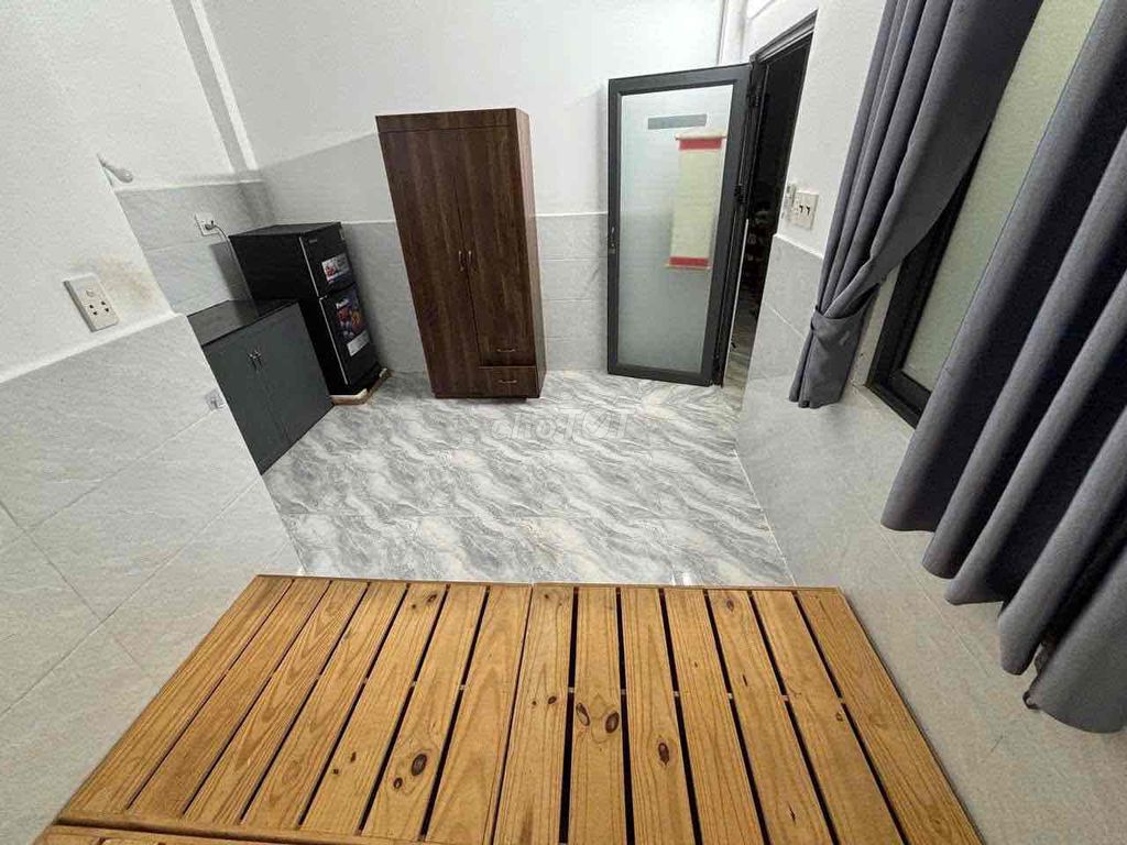 It's the owner who rents the entire interior in front of Phan Huy Ích.