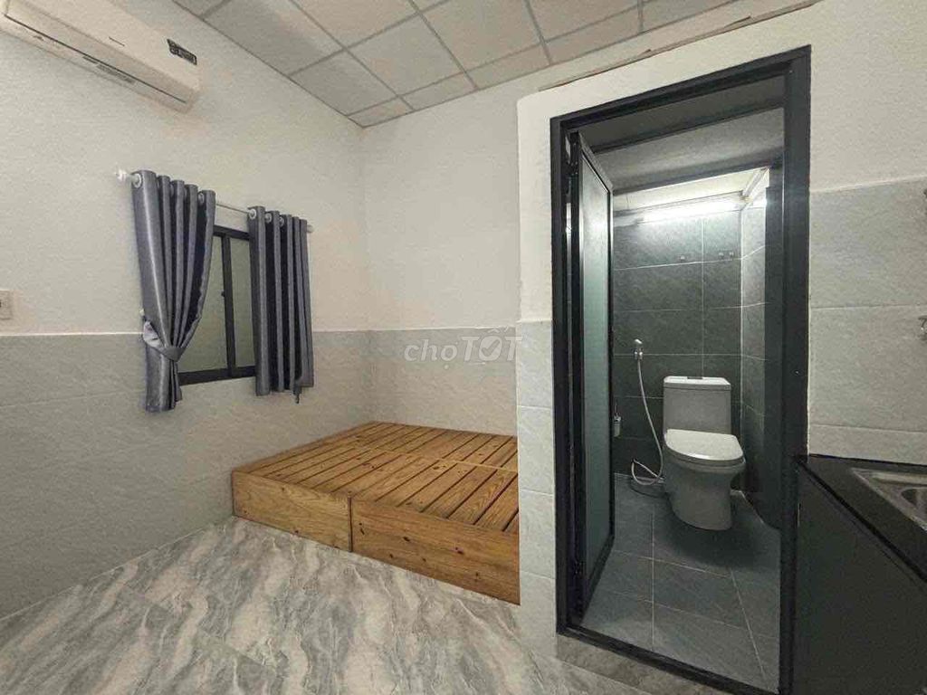 It's the owner who rents the entire interior in front of Phan Huy Ích.