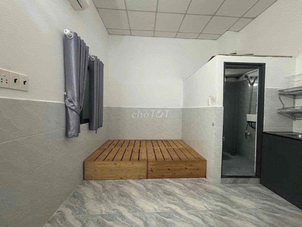 It's the owner who rents the entire interior in front of Phan Huy Ích.