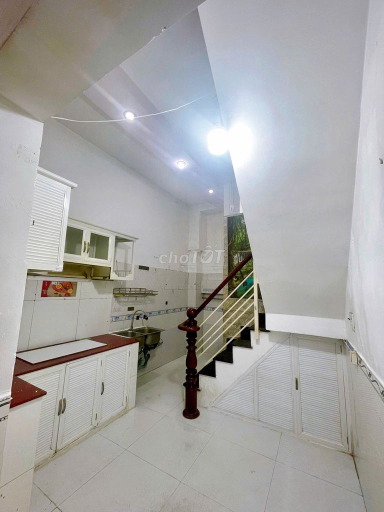 Rent a street-- good price, big alley-- Stay and Business-- District 8