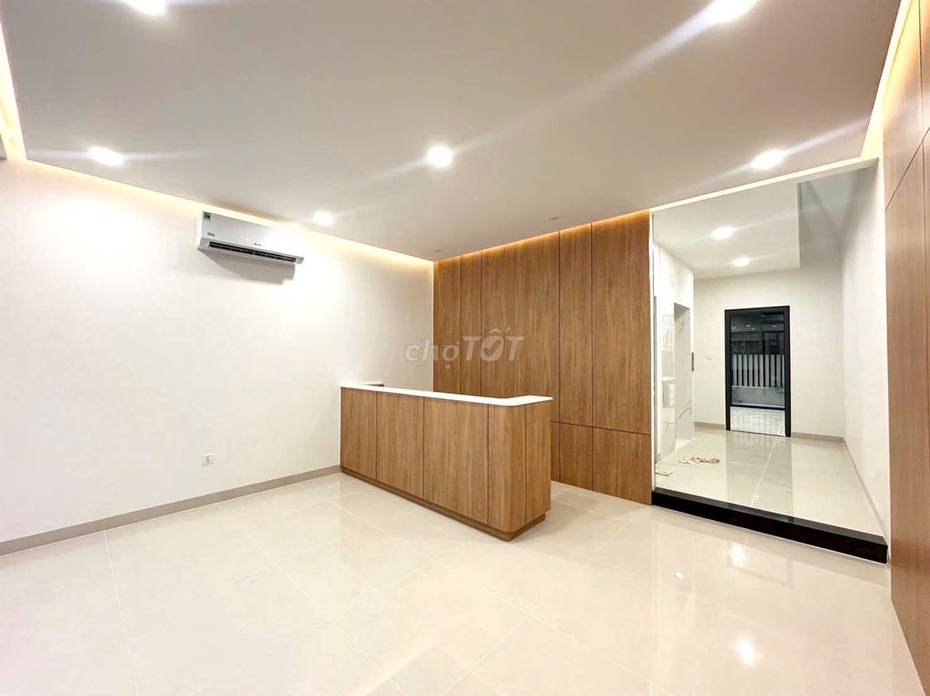 Rent the office of The Global 4-story elevator.