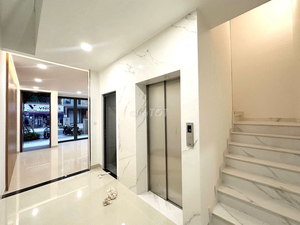 Rent the office of The Global 4-story elevator.