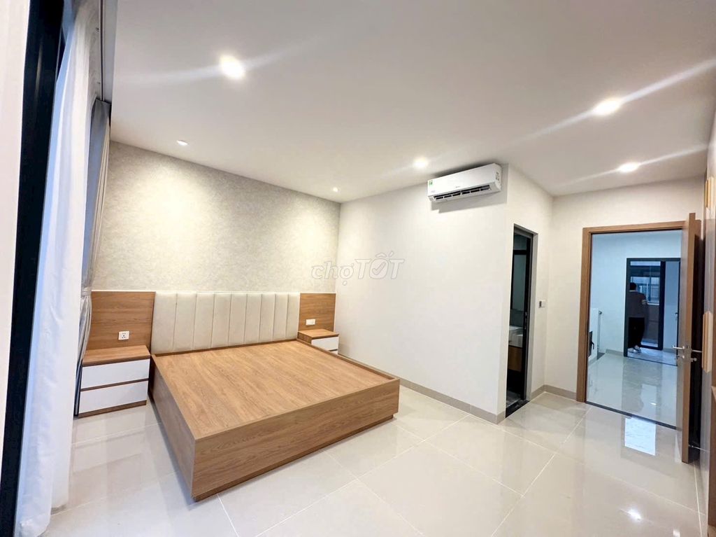 Rent the office of The Global 4-story elevator.