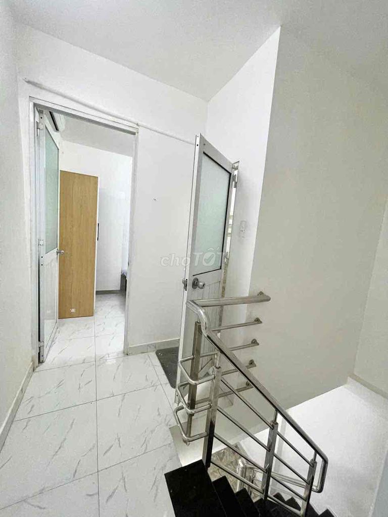 Rent the whole three bedrooms right here. Trần Văn Đang.