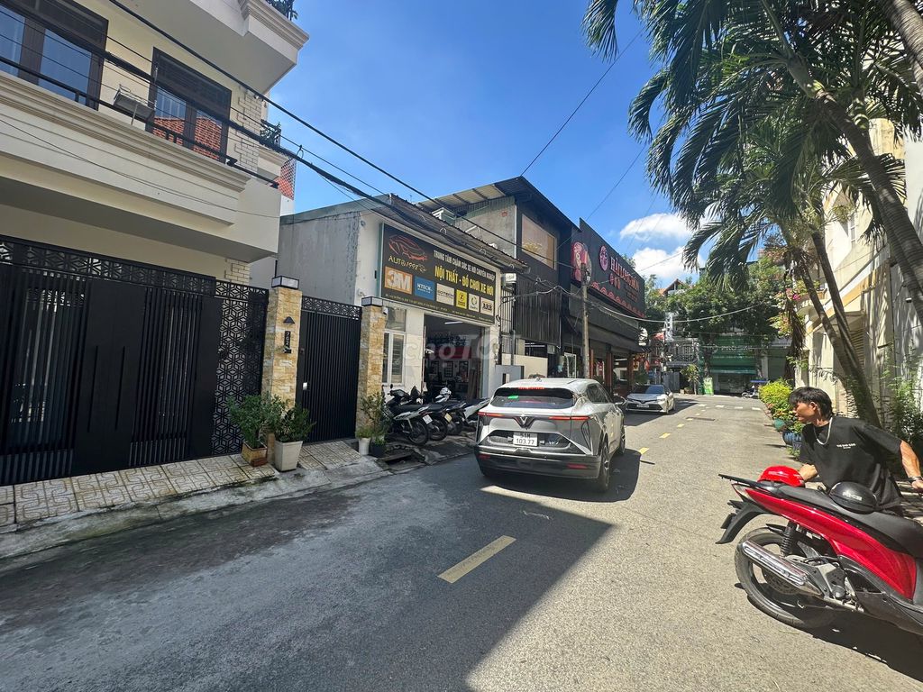 We'll hire a Class 4 on the 65th Street New York New York City of P.Tân Phong District 7