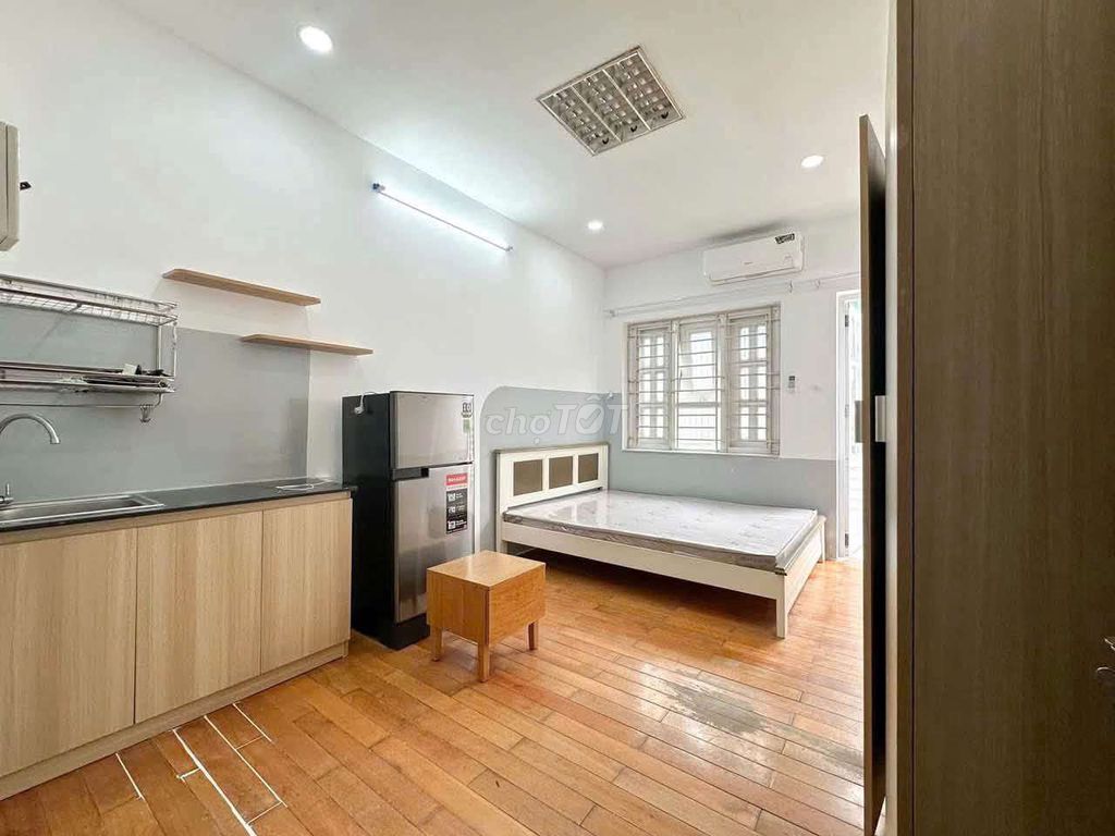Renting a cheap 7-year-old hotel room from 5 million.