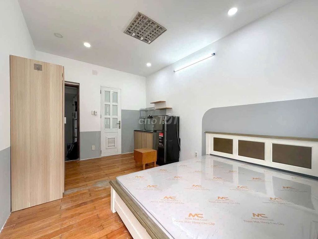 Renting a cheap 7-year-old hotel room from 5 million.
