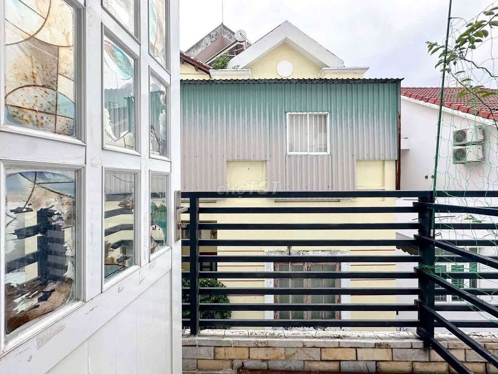 Renting a cheap 7-year-old hotel room from 5 million.