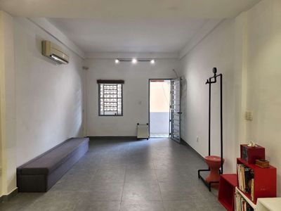 Rent apartment downtown 3-car alley
