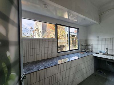 Rent apartment downtown 3-car alley