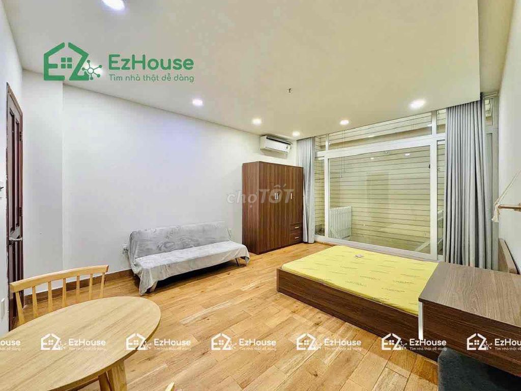 Room 35 square feet wide designed to clear the kitchen, comfortable enough, in the district 8 parking lot.