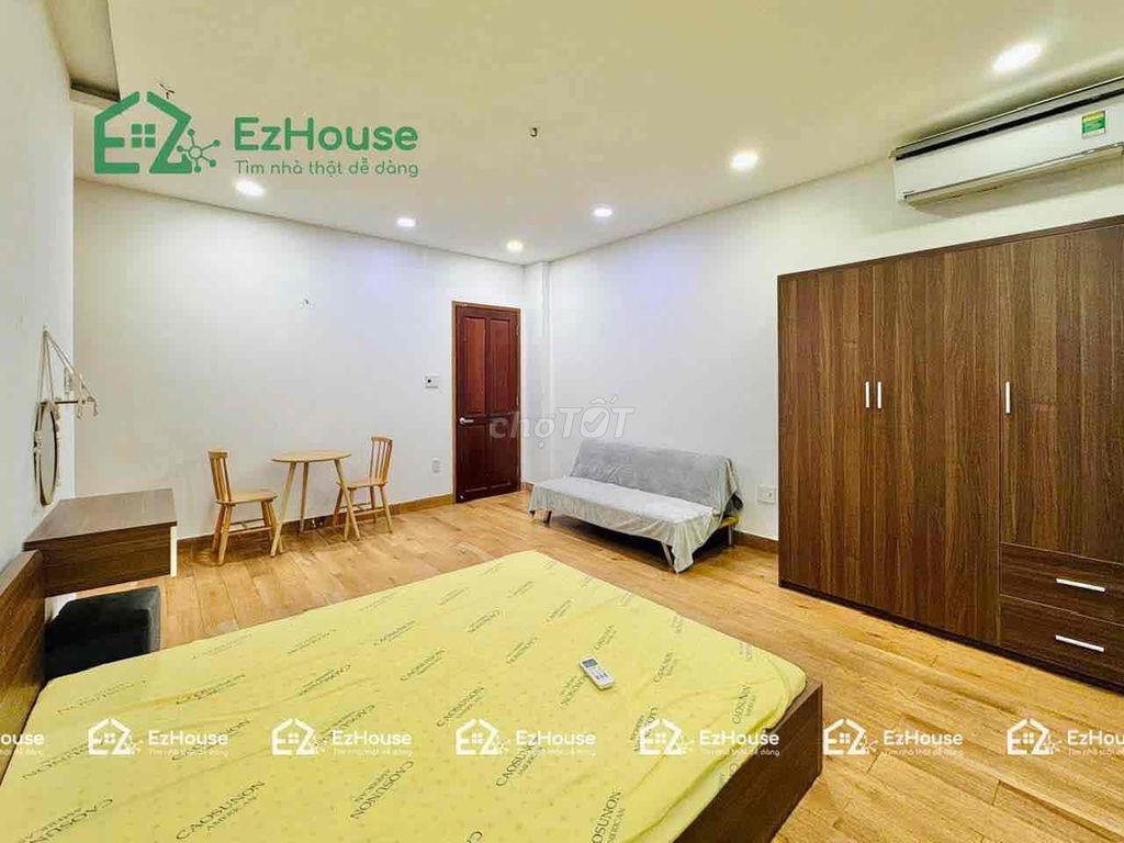 Room 35 square feet wide designed to clear the kitchen, comfortable enough, in the district 8 parking lot.