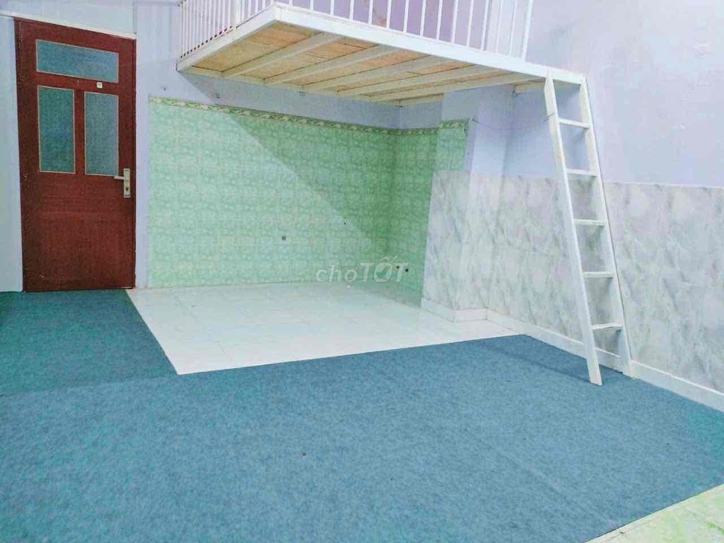 "Augly Building Room 16 District 8"