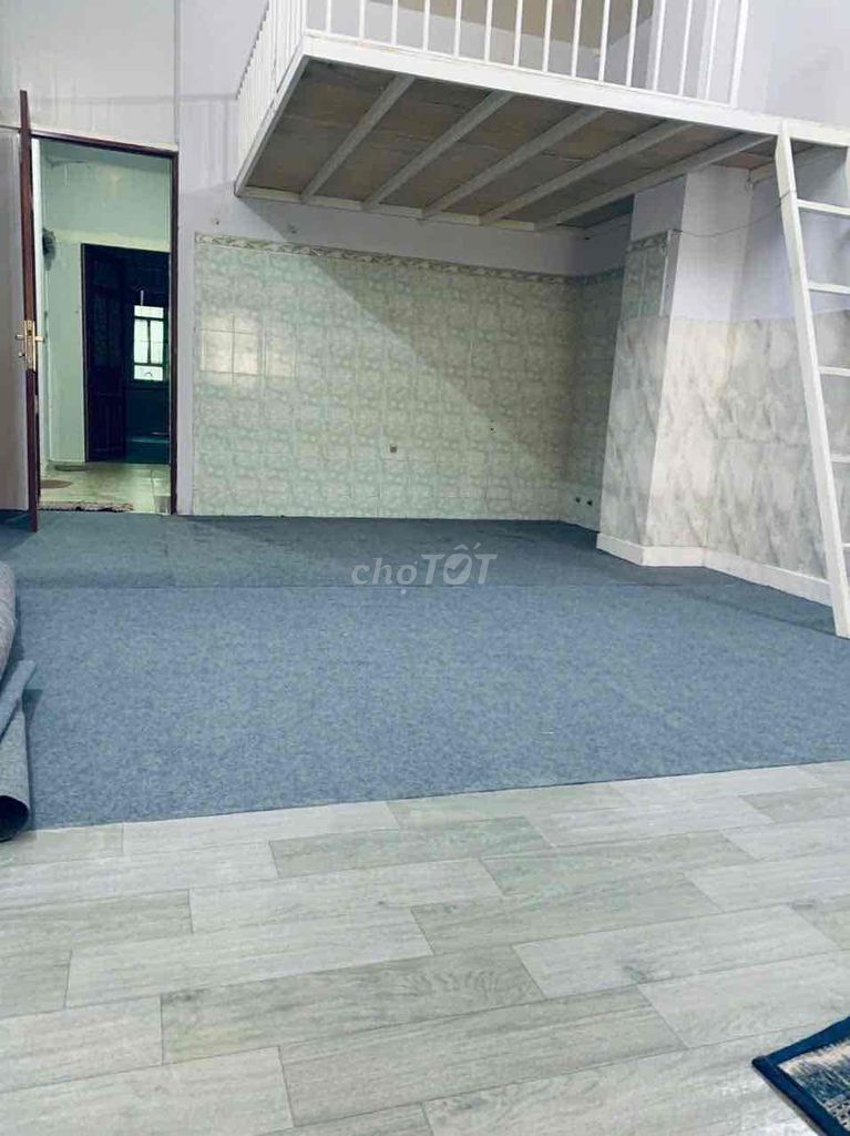 "Augly Building Room 16 District 8"