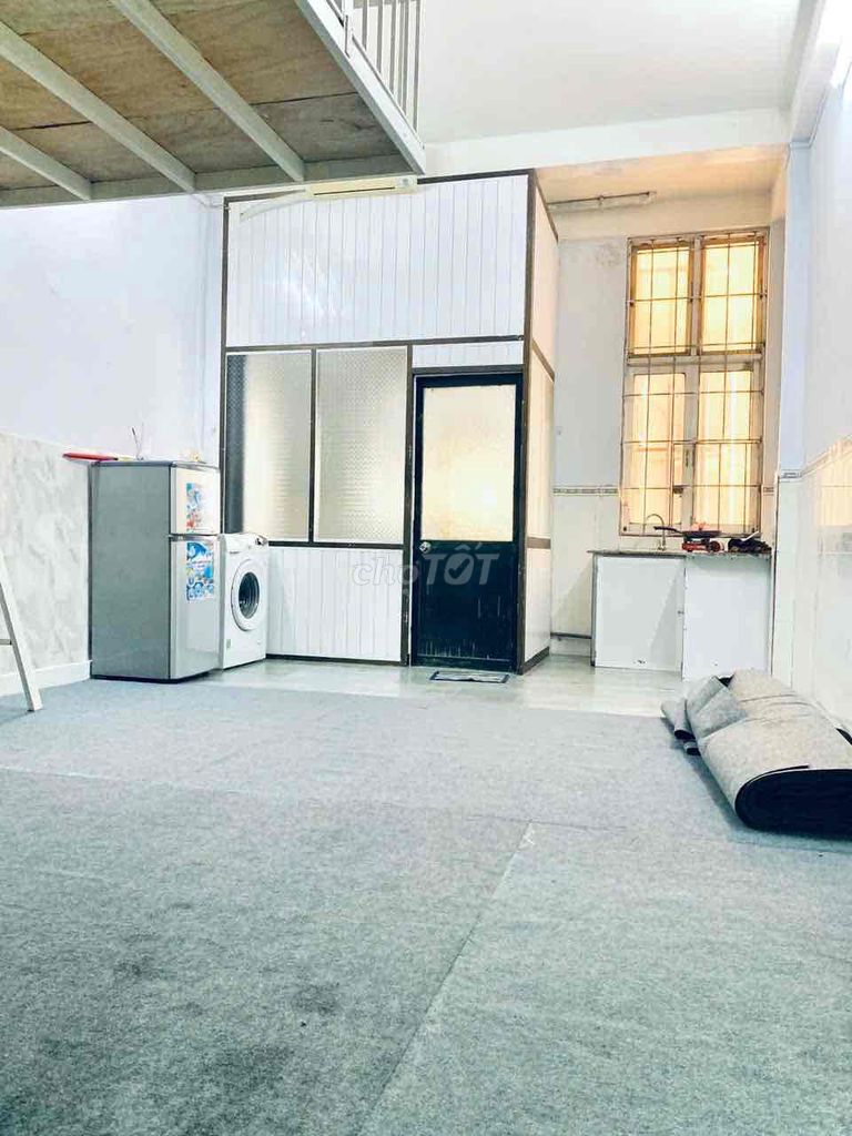 "Augly Building Room 16 District 8"