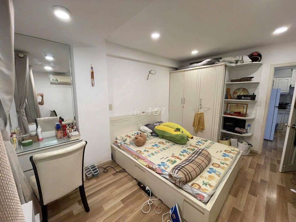 The 18th floor Vũ Huy Tấn-7-3 Bình Thạnh apartment is full of furniture.