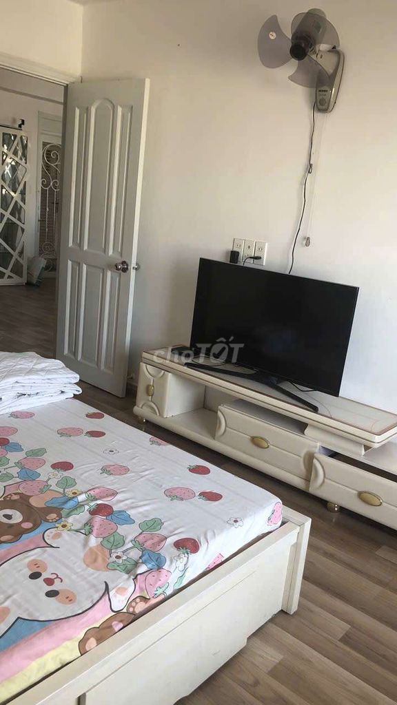 The 18th floor Vũ Huy Tấn-7-3 Bình Thạnh apartment is full of furniture.