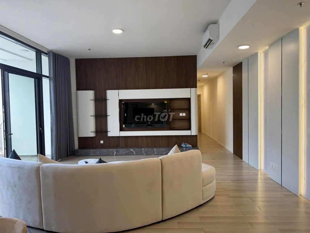 Rents a penthouse 3 bedroom 220 M level 55 million per month.