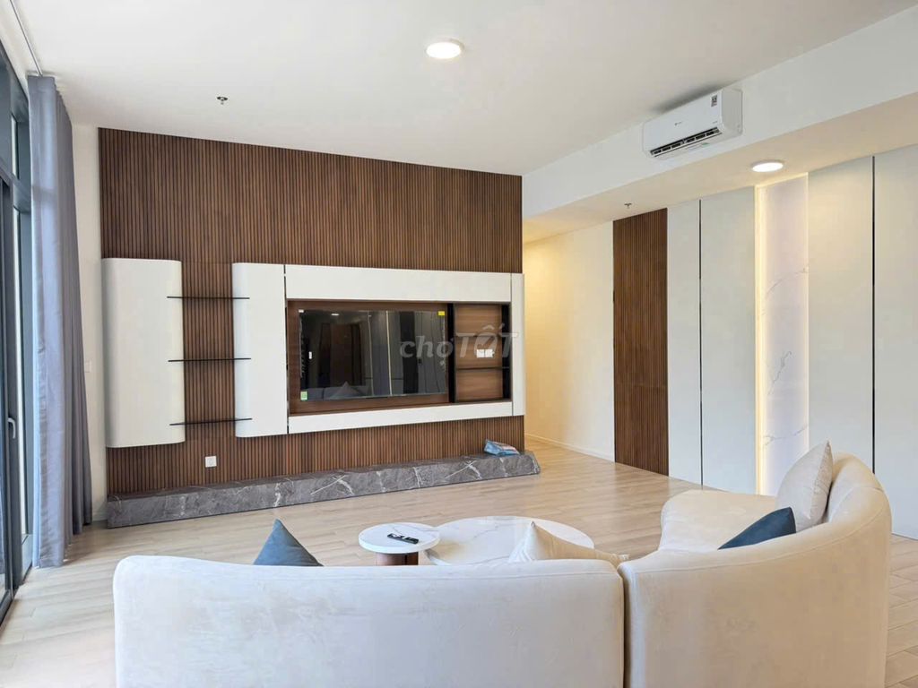Rents a penthouse 3 bedroom 220 M level 55 million per month.