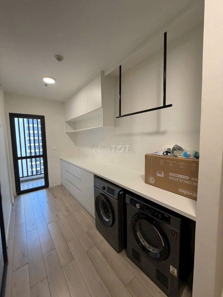 Rents a penthouse 3 bedroom 220 M level 55 million per month.