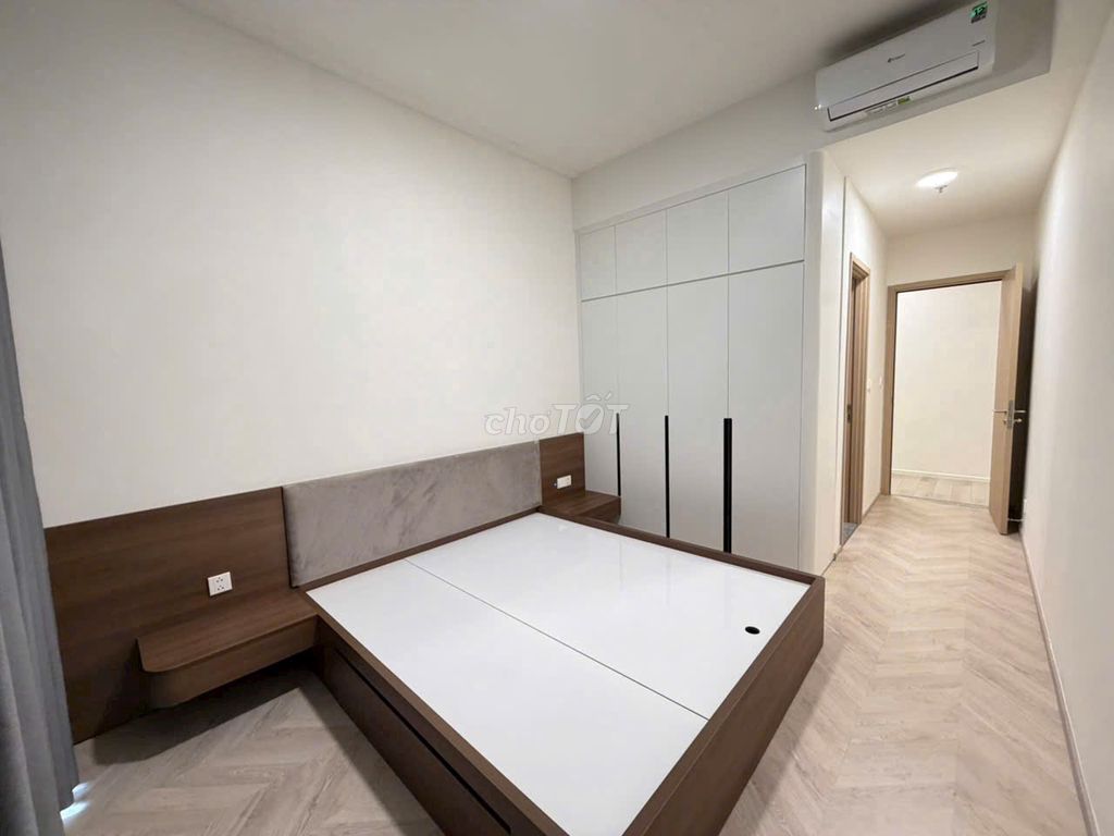 Rents a penthouse 3 bedroom 220 M level 55 million per month.