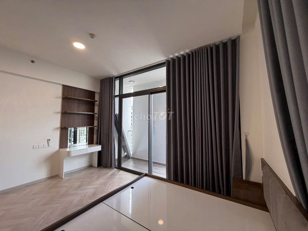 Rents a penthouse 3 bedroom 220 M level 55 million per month.