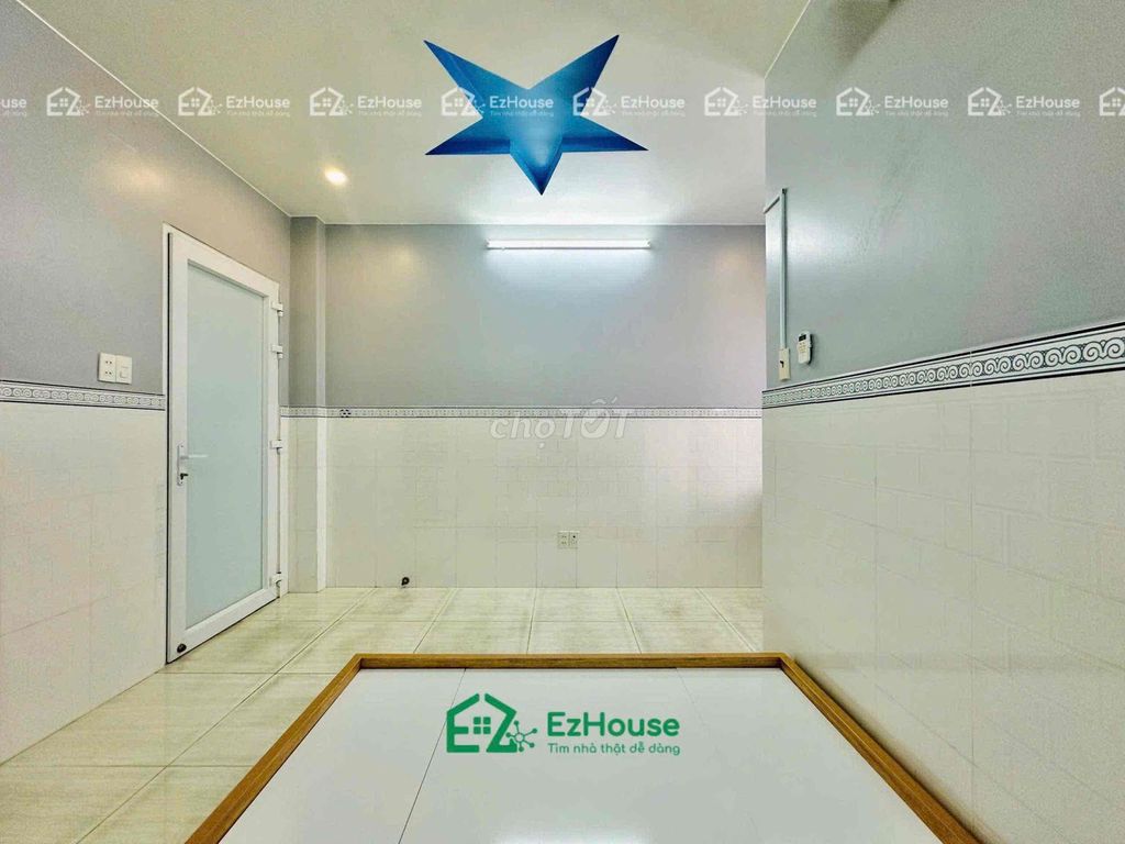 Cheap hotel room - full interior