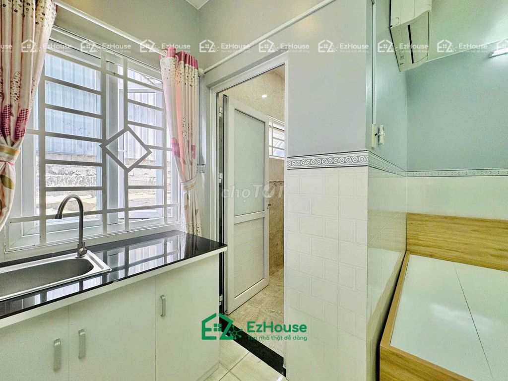 Cheap hotel room - full interior