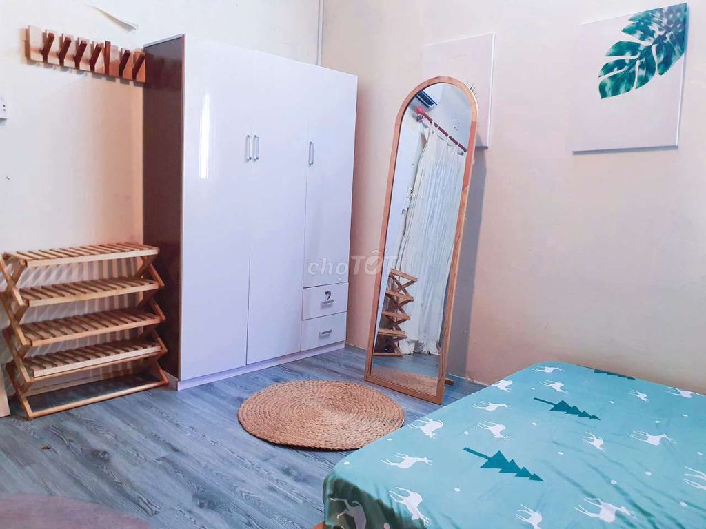 Rent a full boarding room at the Hong Kong Society, 4-price district.