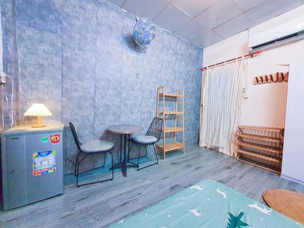 Rent a full boarding room at the Hong Kong Society, 4-price district.