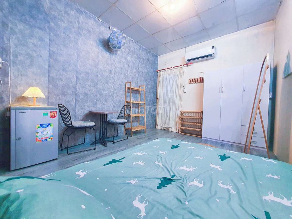 Rent a full boarding room at the Hong Kong Society, 4-price district.