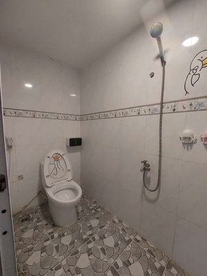 Rent the entire plastic alley 6 M Lạc Long Quân, near the shower floor