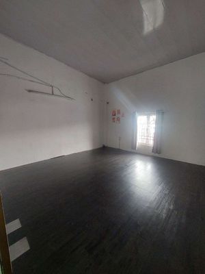 Rent the entire plastic alley 6 M Lạc Long Quân, near the shower floor