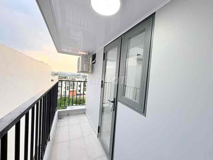 The balcony studio is in the iron bridge. Near the University of Parley.