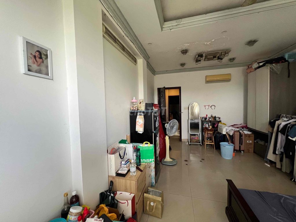 We'll have a room at the foot of the bridge, area 60 meters.