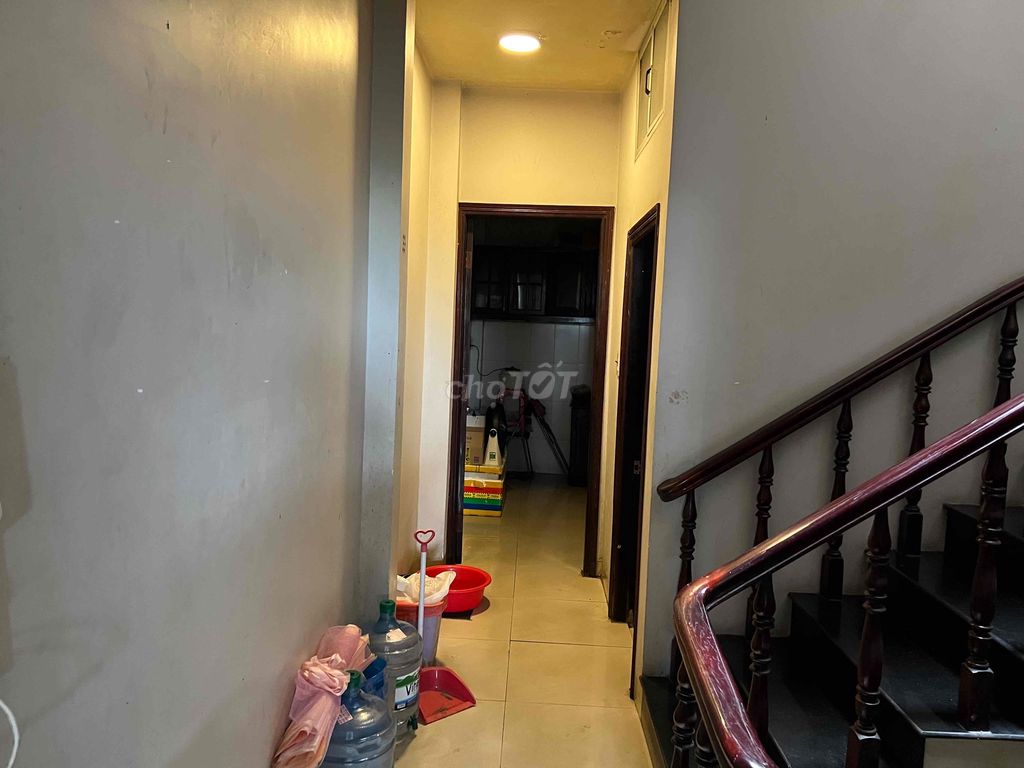 We'll have a room at the foot of the bridge, area 60 meters.