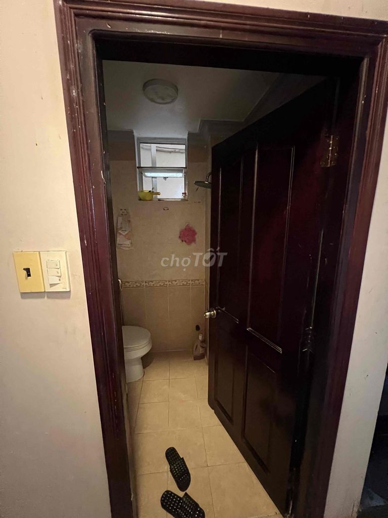 We'll have a room at the foot of the bridge, area 60 meters.