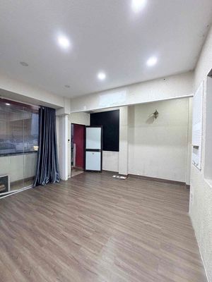 renting a super open-and-free balcony