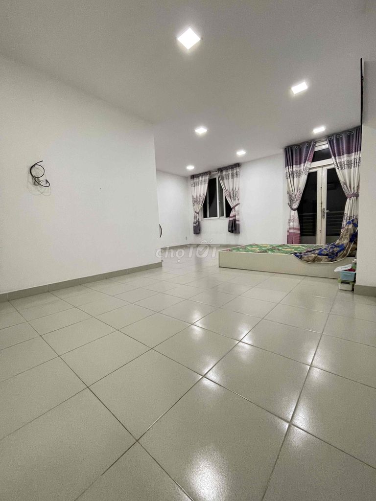 Renting room, clean-- female priorities, female students.