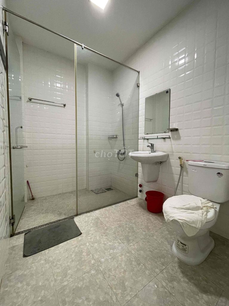 Renting room, clean-- female priorities, female students.