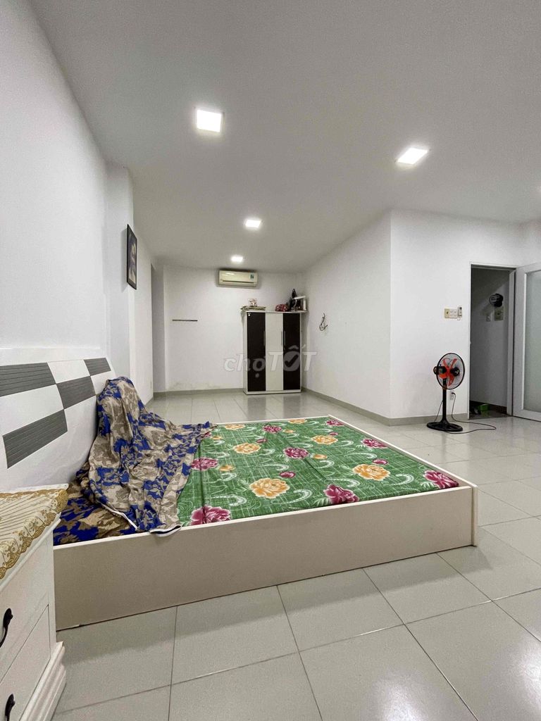 Renting room, clean-- female priorities, female students.