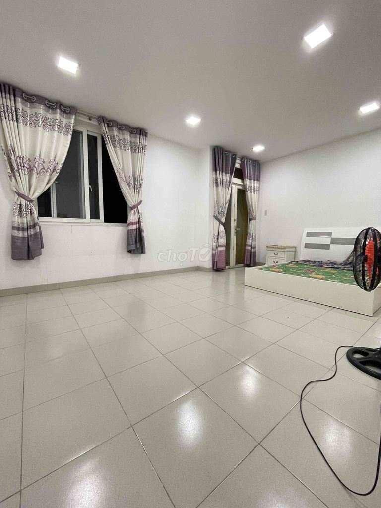 Renting room, clean-- female priorities, female students.