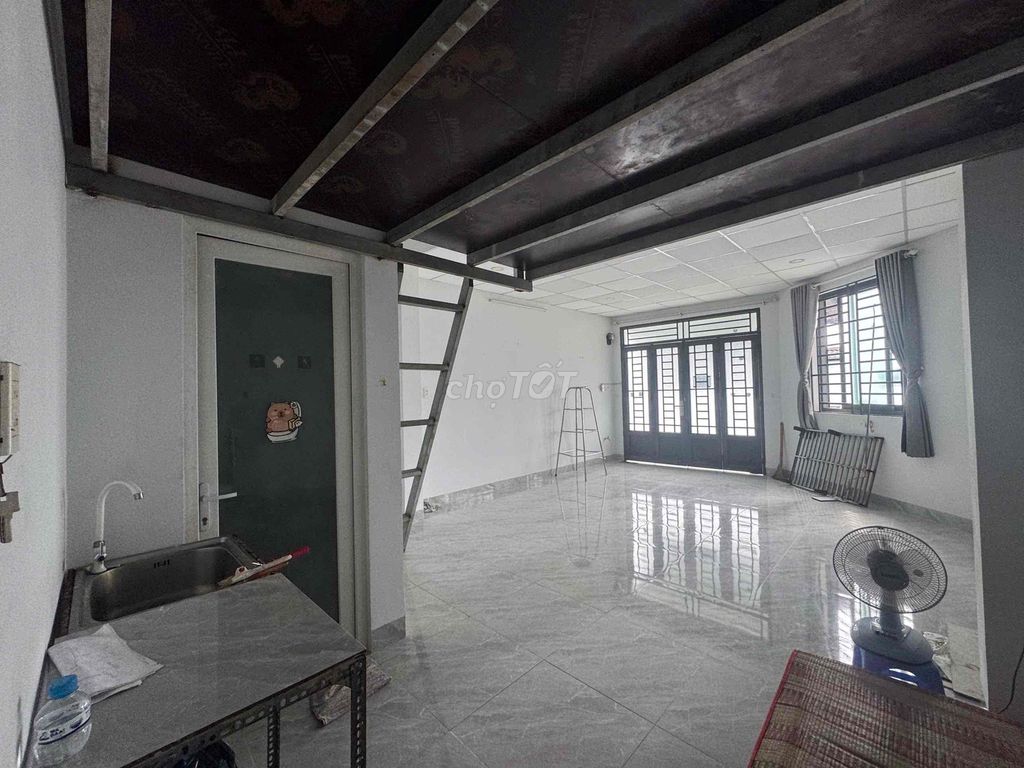 The owner rented the hotel room on the corner of the 3 major alley - Lê Đức Thọ, Gò Vấp