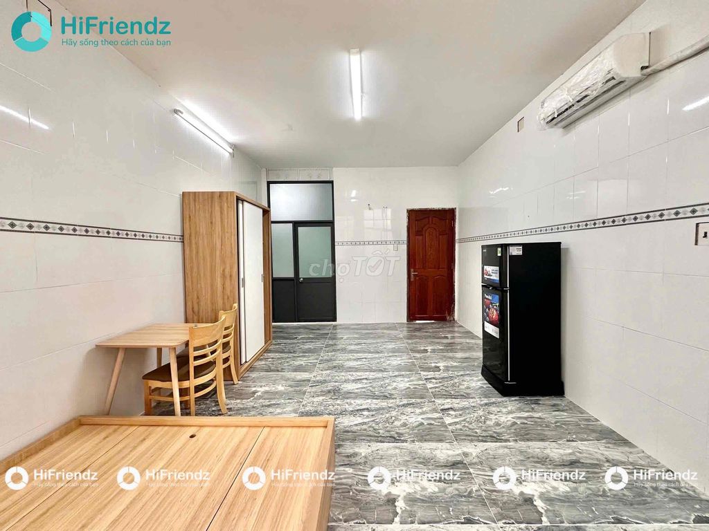 The studio is 30 meters wide, right near the 8th district terminal, going to the super-duh school.