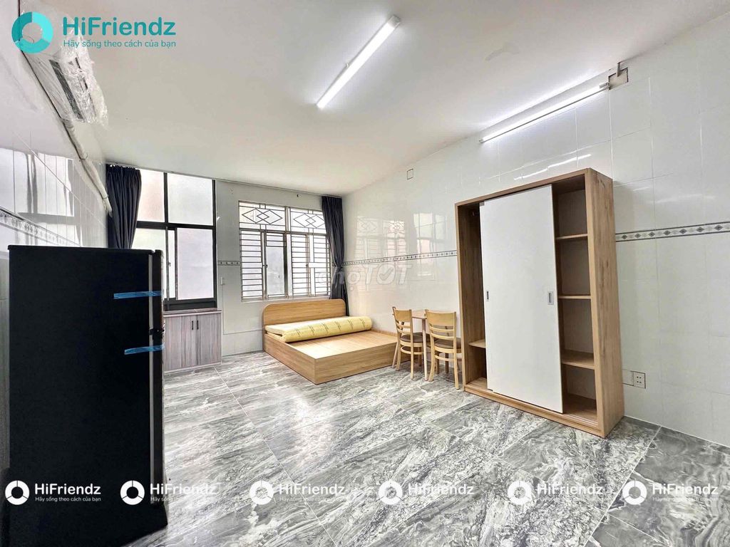The studio is 30 meters wide, right near the 8th district terminal, going to the super-duh school.