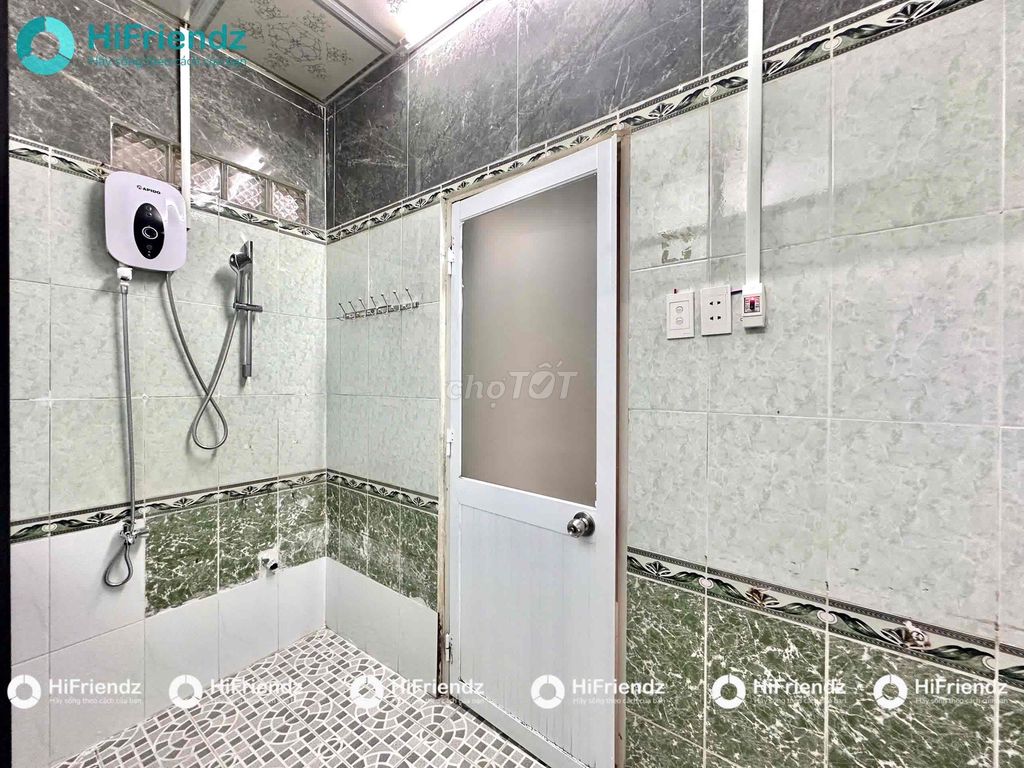 The studio is 30 meters wide, right near the 8th district terminal, going to the super-duh school.