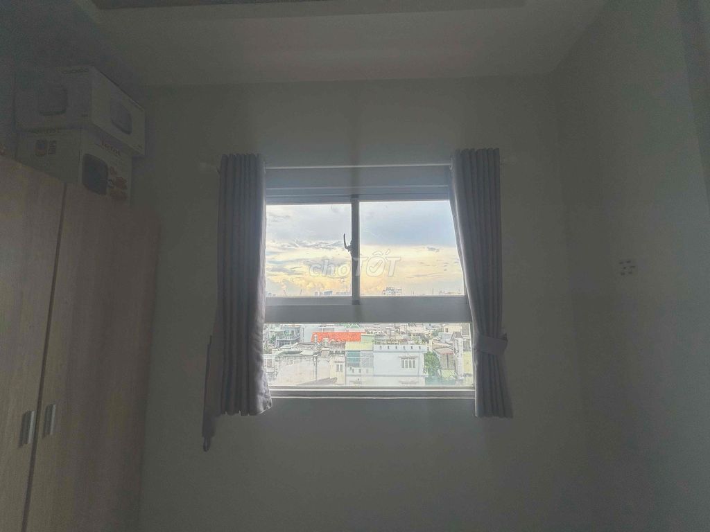 4 balls of Studio Windows Near kcx,ufm,nt,tdtu,Que 4,Quine 1
